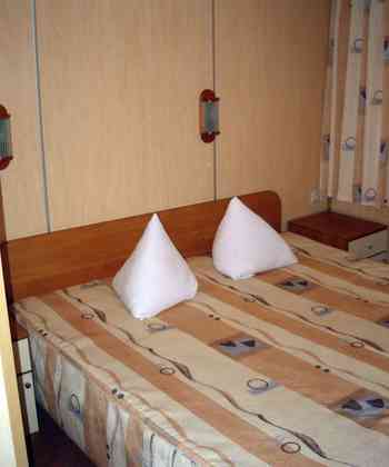 Каюты категории «Люкс» - на шлюпочной палубе (2 каюты). Двухкомнатные каюты: гостиная и спальня.