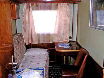 Одноместная каюта со всеми удобствами (умывальник, туалет, душ). В каюте: односпальная кровать, шкаф для одежды, тумбочка, радио, розетка 220 V, обзорное окно.