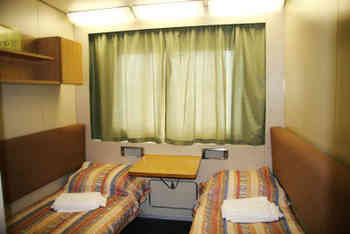 2 кровати, шкаф, кондиционер, радио, санузел (умывальник, душ, туалет), большое обзорное окно.