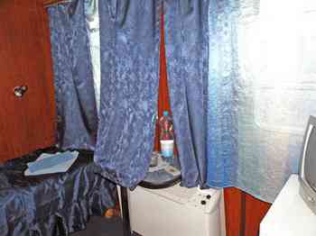А1 (№201) – одноместная каюта со всеми удобствами (умывальник, туалет, душ, кондиционер). В каюте: односпальная кровать, шкаф для одежды, стол, холодильник, телевизор, радио, розетка 220 V, обзорное о