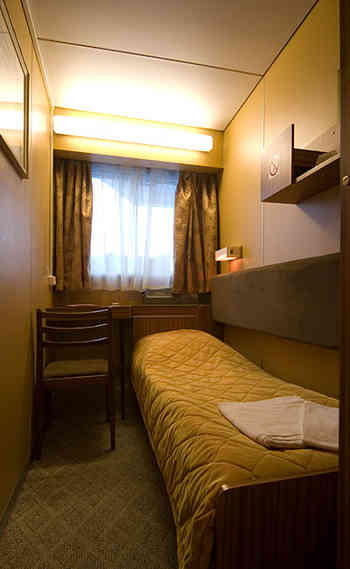 В каюте: одно спальное место, шкаф для одежды, радио, душ, санузел, кондиционер, обзорное окно, электророзетка на 220V.