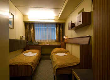 В каюте: два спальных места, шкаф для одежды, радио, кондиционер, душ, санузел, обзорное окно, электророзетка на 220V.