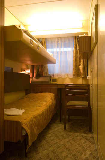 В каюте: два спальных места (одно над другим), шкаф для одежды, радио, душ, санузел, кондиционер, обзорное окно, электророзетка 220 V.