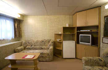 В гостиной: мягкая мебель (кресло, диван - раскладывающийся на двух человек), телевизор с DVD, холодильник, радио, два обзорных окна, электророзетка на 220 V.