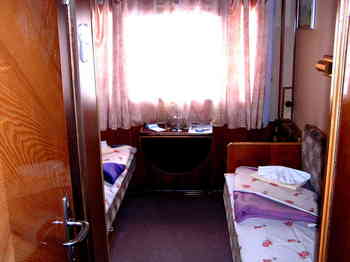 двухместная каюта со всеми удобствами (умывальник, туалет, душ), располагается в кормовой части теплохода. В каюте: две односпальные кровати, стол, шкаф для одежды, радио, розетка 220 V, обзорное окно