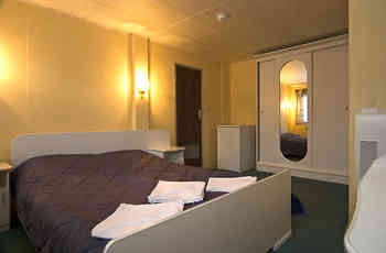 Каюты класса «Люкс» расположены на средней палубе.  Двухкомнатная каюта с удобствами (душ, санузел, кондиционер) рассчитана на размещение от двух до трех человек. Комфортабельная гостиная с современны