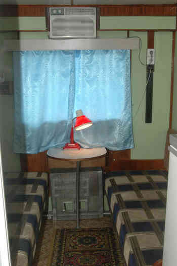 Двухместная одноярусная каюта первого класса со всеми удобствами, на средней палубе. В каюте: две односпальные кровати, дополнительное третье верхнее место, шкаф для одежды, столик, радиоточка, встрое