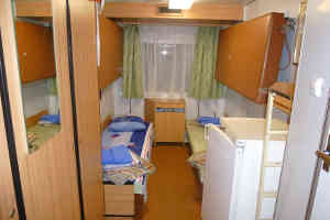 2-местная (2-спальная кровать) В каюте: душ, туалет, кондиционер, холодильник, телевизор, DVD, шкаф для одежды, радио, эл.розетка, два окна	