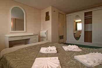 Каюты класса «Люкс». Двухкомнатная каюта - с удобствами (душ, туалет, раковина) и  с кондиционером, рассчитана на 2-х 3-х человек. В каюте комфортабельная гостиная с  современным интерьером: мягкая ме